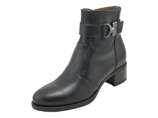 Scopri i Tronchetti Donna NeroGiardini I411270D in pelle con cinturino e accessorio metal, eleganti e pratici con tacco 4 cm. Acquista ora su Laporta Calzature! <br /><br />I Tronchetti Donna NeroGiardini I411270D, disponibili su Laporta Calzature, sono l’essenza del glamour pratico, perfetti per accompagnarti in ogni occasione. <br />Realizzati interamente in pelle di qualità, questi tronchetti sfoggiano un elegante cinturino alla caviglia impreziosito da un raffinato accessorio metallico. <br />La chiusura con zip laterale è pensata per chi vuole uscire di casa con stile... ma senza perdere tempo! <br />Il sottopiede estraibile DryGo non solo offre comfort, ma mantiene i tuoi piedi freschi assorbendo l’umidità. <br />La suola in gomma antiscivolo e il tacco di 4 cm ti garantiscono stabilità e comodità per tutto il giorno. <br />Scegli praticità, raffinatezza e un pizzico di grinta: acquista ora su Laporta Calzature e porta il tuo outfit al livello successivo!