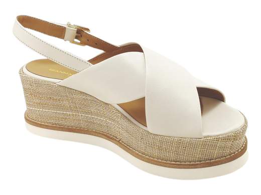 Sandali con zeppa Gianmarco Sorelli: pelle morbida, rafia chic e comfort Extralight. Eleganza Made in Italy che si fa notare (e sentire bene).<br /><br />Quando il caldo chiama, Gianmarco Sorelli 2153/JIL/XLG risponde con classe, comodità e una zeppa che fa il suo dovere... con stile.<br />Le fasce incrociate in morbida pelle abbracciano il piede con decisione ma con dolcezza (tipo carezza ben studiata), mentre il cinturino slingback con fibbia regala la tenuta perfetta anche quando sei di corsa – verso un aperitivo, ovviamente.<br /><br />Il sottopiede in pelle imbottito, il vero alleato delle tue giornate infinite, incontra una zeppa da 6,5 cm fasciata in elegante tessuto di rafia, per un look che grida "vacanze mediterranee" anche in città.<br /><br />A completare il tutto, la suola in gomma Extralight: leggera, ammortizzante, praticamente un cuscino sotto i piedi.<br />Perfetti come sandali con zeppa eleganti, ideali per look chic ma casual, questi sandali *Made in Italy* sono un concentrato di artigianalità, gusto e comfort da portare con disinvoltura ovunque. Anche in quel posto dove il dress code è "comoda ma favolosa".