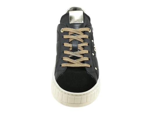 Scopri le Sneakers Donna NeroGiardini I411630D in pelle e camoscio con accessorio logato, comfort e stile Made in Italy. Acquista ora su Laporta Calzature!<br /><br />Le Sneakers Donna NeroGiardini I411630D, disponibili su Laporta Calzature, sono l’essenza di un’eleganza sportiva che si fa notare. <br />Realizzate in pelle e camoscio, con un accessorio logato sul lato esterno, aggiungono un tocco di grinta e classe al tuo look. <br />La fodera in morbida pelle e il sottopiede estraibile DryGo, capace di assorbire l’umidità, garantiscono freschezza e comfort per tutto il giorno. <br />E il fondo platform in gomma alto 5 cm? Ti dà quel piccolo slancio senza sacrificare la stabilità. Perfette per affrontare ogni momento della giornata con stile e personalità, dal caffè del mattino alla serata fuori. <br />Scegli un look deciso: acquista ora su Laporta Calzature e dai carattere ai tuoi passi!
