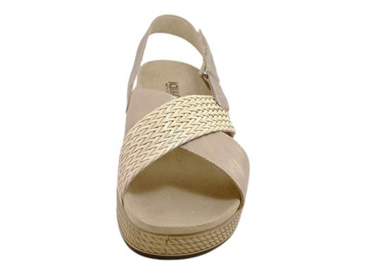 Scopri i Sandali Donna IGI&CO 5672722 in pelle metallizzata e intrecciata, comodi e pratici, su Laporta Calzature. Acquista ora!<br /><br />I Sandali Donna IGI&CO 5672722, disponibili su Laporta Calzature, sono perfetti per chi cerca comfort e stile per tutto il giorno. <br />La tomaia ad incrocio combina pelle metallizzata e pelle intrecciata color sabbia, creando un look moderno ed elegante. <br />Il comodo fondo platform di 3 cm in poliuretano leggero e flessibile garantisce un effetto ammortizzante per una camminata confortevole. <br />Il sottopiede in tessuto antiscivolo e il cinturino posteriore con chiusura a strappo assicurano una calzata stabile e pratica. <br />Made in Italy, questi sandali uniscono qualità e comodità, rendendoli ideali per l'uso quotidiano. <br />Aggiungi un tocco di eleganza al tuo stile, acquista ora su Laporta Calzature!