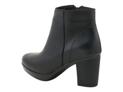 Scopri i Tronchetti Donna Susimoda 84640/89 in pelle con tacco a blocco di 7 cm e battistrada carrarmato. Grintosi e comodi, acquistali ora su Laporta Calzature! <br /><br />I Tronchetti Donna Susimoda 84640/89, disponibili su Laporta Calzature, sono la scelta perfetta per chi ama coniugare comfort e stile. <br />Realizzati in morbida pelle di alta qualità, si distinguono per la loro robustezza e il carattere deciso, grazie alla suola in gomma con leggero battistrada carrarmato. <br />La zip laterale rende la calzata pratica e veloce, mentre il sottopiede imbottito in pelle coccola il piede tutto il giorno. <br />Il tacco a blocco di 7 cm dona slancio senza compromettere la stabilità, rendendoli ideali per un look da ufficio grintoso o per una serata divertente con amici. <br />Rinnova il tuo stile con un tocco di carattere: acquista ora su Laporta Calzature e affronta ogni occasione con grinta Made in Italy!
