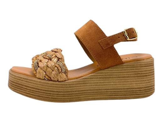 Scopri i Sandali CINZIA Soft CA386652 001 con fasce in camoscio e rafia intrecciata, comodi e stilosi, su Laporta Calzature. Acquista ora!<br /><br />I Sandali CINZIA Soft CA386652 001, disponibili su Laporta Calzature, combinano eleganza e comfort in un design ricercato. <br />La tomaia presenta due fasce, una in morbido camoscio e l'altra in rafia intrecciata del Brasile, che aggiungono un tocco esotico e sofisticato. Il cinturino posteriore con fibbia assicura una calzata stabile e personalizzabile. <br />La zeppa di 6 cm offre altezza e comodità, mentre il sottopiede imbottito in pelle garantisce il massimo comfort e stabilità per un uso prolungato. <br />Questi sandali, orgogliosamente Made in Italy, sono perfetti per aggiungere un tocco di classe a qualsiasi look estivo. <br />Non perdere l'occasione di rendere unico il tuo stile, acquista ora su Laporta Calzature!