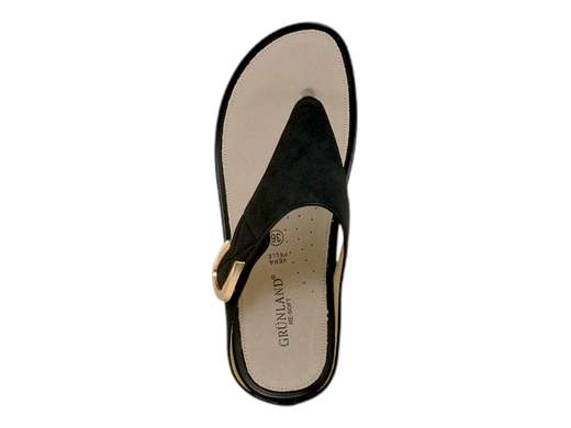 Ciabatta infradito donna Grunland CI 2578 C9DIRA con zeppa 4 cm, fascia regolabile a strappo e sottopiede in pelle imbottito. Comfort e leggerezza.<br /><br />Le ciabatte infradito donna Grunland CI 2578 C9DIRA uniscono praticità e stile in un mix che rende ogni passo più leggero. La tomaia in ecopelle, impreziosita da un elegante accessorio dorato, dona un tocco raffinato a una calzatura pensata per l’uso quotidiano.<br /><br />La fascia che avvolge il piede è regolabile a strappo, così puoi adattare la calzata in un attimo, senza compromessi sulla comodità. Il sottopiede in pelle imbottito accompagna la camminata con morbidezza, trasformando anche le giornate più intense in esperienze leggere.<br /><br />La zeppa di 4 cm, ultraleggera e con suola antiscivolo, garantisce stabilità e agilità in ogni situazione: dal tempo libero alle vacanze estive, queste ciabatte sono sempre la scelta giusta.<br /><br />Con Grunland ai piedi, la comodità è assicurata e lo stile non manca mai.<br /><br />Scoprile subito e lasciati conquistare dal comfort intelligente!