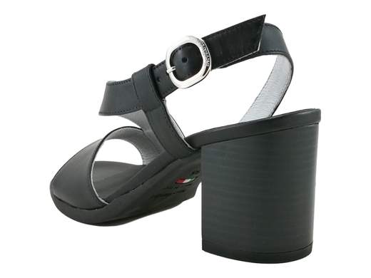 Raffinato sandalo da donna NeroGiardini con tacco a blocco di 6,5 cm, doppia fascia in pelle con fibbia e suola antiscivolo, disponibile in nero e lino.