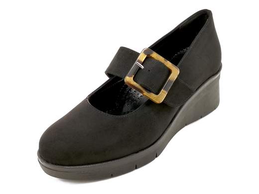 Décolleté Mary Jane con zeppa Cinzia Soft: eleganza e comfort Made in Italy per look raffinati da mattina a sera.<br /><br />Quando la classe incontra la praticità, nascono loro: le décolleté Mary Jane con zeppa Cinzia Soft TS126041. Il camoscio sintetico nero è raffinato quanto basta, mentre il maxi cinturino con fibbia marrone aggiunge quel tocco deciso che non passa inosservato.<br /><br />Il sottopiede in pelle super imbottito ti coccola a ogni passo, e la zeppa da 5 cm in gomma antiscivolo è l’alleata perfetta per affrontare la giornata con stile (e senza soffrire).<br /><br />Raffinate ma comode, si adattano a ogni occasione: perfette in ufficio, irresistibili di sera. Ovviamente Made in Italy.