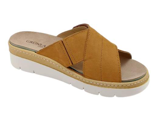 Ciabatta donna Grunland CE 0855 68MOLL in pelle nabuk con fascia incrociata, plantare estraibile Dry Soft e zeppa 4 cm. Comfort Made in Italy.<br /><br />Le ciabatte donna Grunland CE 0855 68MOLL sono la scelta perfetta se cerchi comfort e praticità senza rinunciare allo stile. La tomaia in morbida pelle nabuk con ampia fascia ad incrocio avvolge il piede con eleganza, mentre l’apertura completa a strappo assicura una calzata personalizzata e veloce.<br /><br />Il sottopiede estraibile in pelle DRY SOFT è studiato per assorbire l’umidità e rendere ogni passo più morbido. E se vuoi, puoi sostituirlo con un plantare personale: un plus irrinunciabile per chi ha esigenze specifiche.<br /><br />La zeppa in gomma antiscivolo da 4 cm ti regala stabilità e comodità per tutto il giorno, che tu sia a casa, in vacanza o in giro per il tempo libero.<br /><br />Quando si parla di Grunland, il comfort incontra la qualità artigianale Made in Italy: un vero alleato per il benessere quotidiano.<br /><br />Scoprile ora e lascia che ogni camminata diventi più leggera!