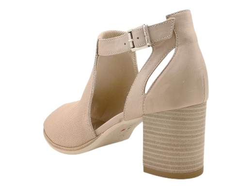Tronchetto NeroGiardini E409760D: eleganza a tutta altezza!<br />Pelle micro forata, fodera interna, fibbia, sottopiede imbottito e tacco di 7 cm. Acquista subito!