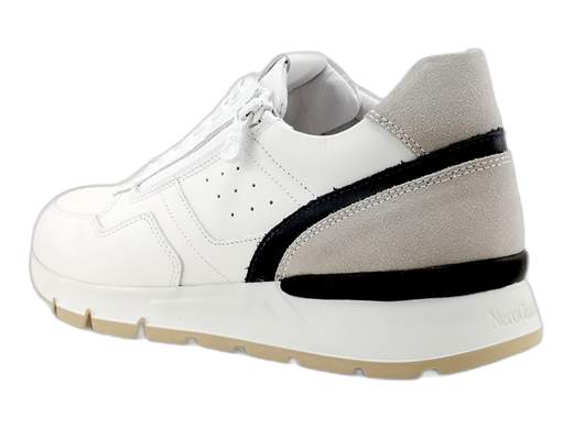 Sneakers uomo NeroGiardini in pelle bianca con zip e sottopiede DryGo. Comfort e stile impeccabili. Scoprile ora!<br /><br />Sneakers uomo NeroGiardini E500650U, realizzate interamente in pelle bianca per uno stile pulito ma deciso. <br />Doppia chiusura con lacci e zip laterale per la massima praticità. <br />La fodera interna in morbida spugna assorbe e dissipa il sudore, mantenendo il piede fresco e asciutto. <br />Sottopiede in pelle imbottito ed estraibile DryGo, sinonimo di igiene e traspirabilità. <br />Il fondo running in gomma di 4 cm assicura leggerezza, grip e slancio. <br />Raffinate, grintose e comodissime: provale subito e rinnova il tuo stile!