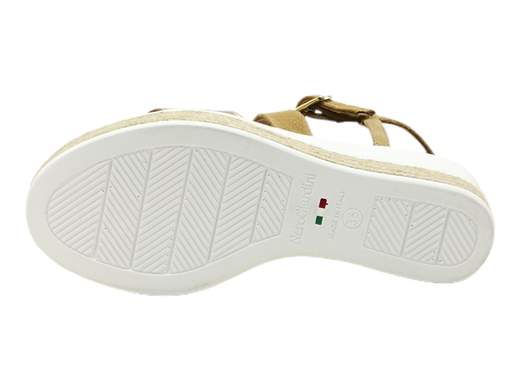 Scopri i Sandali Donna NeroGiardini E307710D in pelle velour e laminato, comodi e chic, su Laporta Calzature. Acquista ora!<br /><br />I Sandali Donna NeroGiardini E307710D, disponibili su Laporta Calzature, sono realizzati in morbida pelle velour e laminato con fodera in pelle, garantendo comfort e stile. <br />L'incrocio anteriore bi-materiale dona un look ricercato e unico. <br />Il cinturino incrociato sul collo del piede e il sottopiede imbottito in pelle assicurano una calzata estremamente comoda e stabile. <br />La zeppa di 7 cm, con elegante inserto in corda, offre la perfetta combinazione di altezza e comodità. <br />Orgogliosamente Made in Italy, questi sandali aggiungono un tocco di classe al tuo guardaroba estivo. <br />**Non lasciarteli sfuggire, acquista ora su Laporta Calzature!**