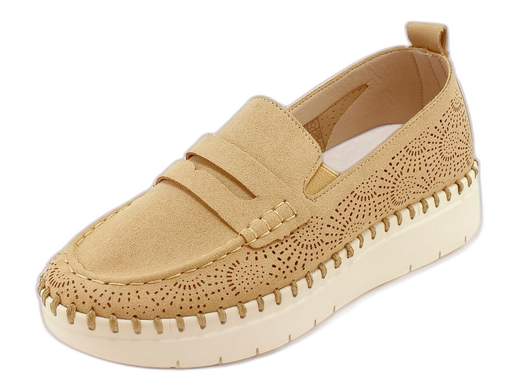 Mocassini GRÜNLAND in ecopelle traforata con plantare estraibile RE-SOFT e suola leggera 4 cm. Freschi, comodi e perfetti per l'estate!<br /><br />I mocassini GRÜNLAND SC 4368 F6SILI sono una ventata d’aria fresca ai tuoi piedi! <br />Realizzati in morbida ecopelle traforata, sono pensati per accompagnarti nelle giornate più calde senza mai perdere il sorriso. <br />Il sottopiede RE-SOFT in pelle, super imbottito ed estraibile, coccola il piede e può essere tranquillamente sostituito con un plantare personale. <br />Il fondo platform in gomma leggera da 4 cm è flessibile e stabile: camminare diventa un piacere! <br />Perfetti per ogni outfit e ogni occasione, con un tocco di leggerezza che fa la differenza.