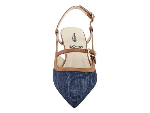 Elegante scarpa slingback NeroGiardini con punta in tessuto jeans e cinturini in pelle cognac, tacco 5 cm e doppia fibbia, ideale per cerimonie e serate chic.
