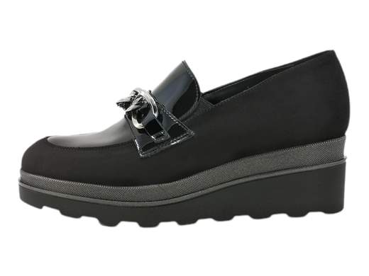 Esplora l'eleganza e il comfort con il mocassino zeppa da donna Cinzia Soft MM854825. Questo mocassino, realizzato con cura utilizzando camoscio e vernice, offre un design sofisticato e accattivante. Imbottito con un sottopiede in pelle, assicura un comfort ottimale per tutta la giornata. Con un fondo zeppa alto 5,5 cm, questo mocassino combina stile e praticità, aggiungendo un tocco di altezza senza compromettere il comfort. Scegli il Cinzia Soft MM854825 per un look raffinato e un comfort duraturo.