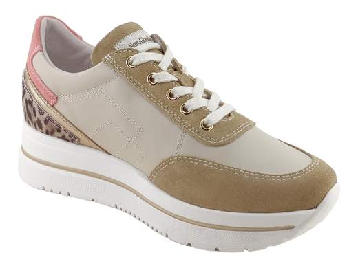 Sneaker donna NeroGiardini in pelle milk e camel con dettaglio animalier, suola running 4,5 cm e plantare memory DryGo per un look urban chic.