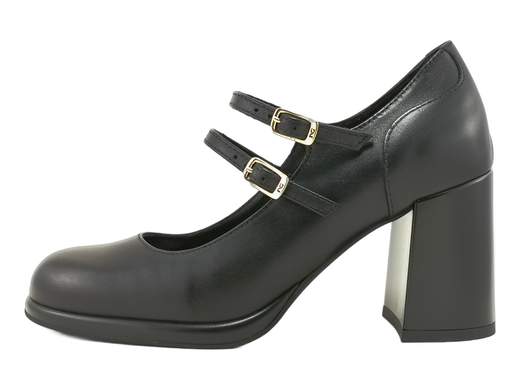 Décolleté NeroGiardini I514320D in pelle con doppi cinturini dorati e tacco a blocco 7,5 cm. Eleganti, comode e 100% Made in Italy.<br /><br />Le décolleté NeroGiardini I514320D sono il mix perfetto tra fascino e comfort: eleganti sì, ma senza sacrifici per i tuoi piedi. Realizzate interamente in morbida pelle, sfoggiano due cinturini regolabili con fibbie dorate che regalano un tocco raffinato e assicurano una calzata stabile e precisa.<br /><br />Il sottopiede in pelle imbottito con memory foam coccola ogni passo, mentre il tacco a blocco da 7,5 cm con un plateau di 1 cm dona slancio e sicurezza anche dopo ore di utilizzo. La suola in gomma antiscivolo completa un modello pensato per affrontare la giornata (e la serata) con stile.<br /><br />Ideali per l’ufficio, un aperitivo o una cena elegante: un vero passe-partout per chi ama la moda senza rinunciare alla comodità.<br />Ovviamente Made in Italy — perché l’eleganza vera inizia dai dettagli.<br /><br />Ti va di brillare con classe? Queste décolleté sono pronte a farlo con te.