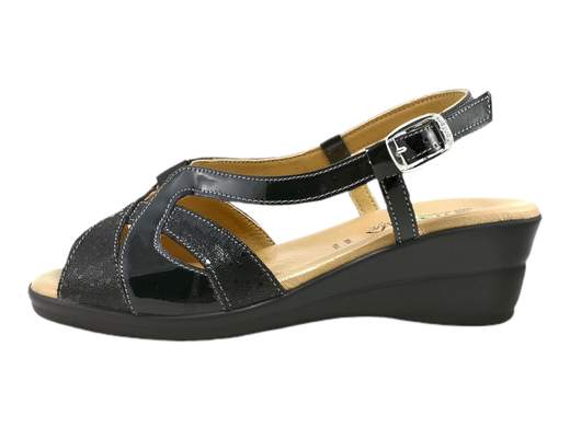 Scopri i Sandali CINZIA Soft IO173690B 002 in camoscio lucido e vernice, comodi e regolabili, su Laporta Calzature. Acquista ora!<br /><br />I Sandali CINZIA Soft IO173690B 002, disponibili su Laporta Calzature, sono progettati per offrire stile e comfort anche ai piedi più esigenti. <br />La tomaia intrecciata in camoscio lucido e vernice si adatta perfettamente alla forma del piede, offrendo una calzata generosa e confortevole. Il cinturino posteriore con fibbia ed elastico assicura una regolazione ottimale, mentre il fondo zeppa di 4,5 cm fornisce un supporto confortevole senza rinunciare all’eleganza. Il sottopiede anatomico imbottito in pelle garantisce stabilità e comfort per tutta la giornata. <br />Realizzati con la maestria del Made in Italy, questi sandali uniscono qualità e stile. <br />Aggiungi un tocco di eleganza al tuo look, acquista ora su Laporta Calzature!