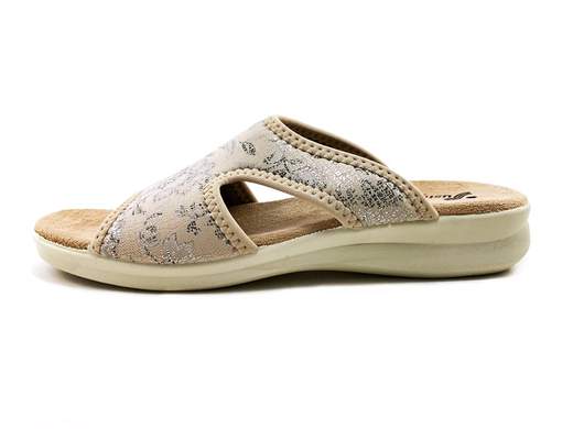 Ciabatte Susimoda donna leggere e confortevoli con fascia in lycra elasticizzata e zeppa comoda. Made in Italy, perfette per casa e tempo libero.<br /><br />Le ciabatte Susimoda 1969/130 sono il perfetto mix tra comodità e stile senza sforzo. La fascia in lycra elasticizzata avvolge il piede con delicatezza e si adatta alla forma senza stringere, mentre il logo in borchiette dorate aggiunge quel tocco chic che non guasta mai, nemmeno tra divano e cucina.<br /><br />Il sottopiede imbottito in tessuto antiscivolo e antisudore è pensato per darti comfort per tutto il giorno, anche nelle stagioni più calde. La zeppa leggera di 3 cm in poliuretano ti accompagna con una camminata morbida e stabile, ideale per la casa, il terrazzo o una passeggiata veloce.<br /><br />Super pratiche, leggere e curate nei dettagli, sono una scelta furba per chi vuole comodità… senza rinunciare a un pizzico di stile. E naturalmente, sono Made in Italy: qualità che si sente ad ogni passo.<br /><br />Vuoi metterle ai piedi e non toglierle più? Allora è il momento giusto per provarle!