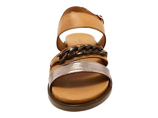 Il sandalo basso da donna Grunland SA 2854 L6FEBE è un modello elegante e raffinato, perfetto per l'estate. La tomaia è interamente realizzata in pelle bicolore cuoio e bronzo, con un accessorio catena in tinta. Il sottopiede è imbottito e la suola è in gomma con tacco di 1 cm.<br />Questa sandalo è ideale per chi cerca un modello comodo e alla moda da indossare in città, al lavoro o in occasioni speciali. È disponibile in diverse misure, perfetti per ogni piede.