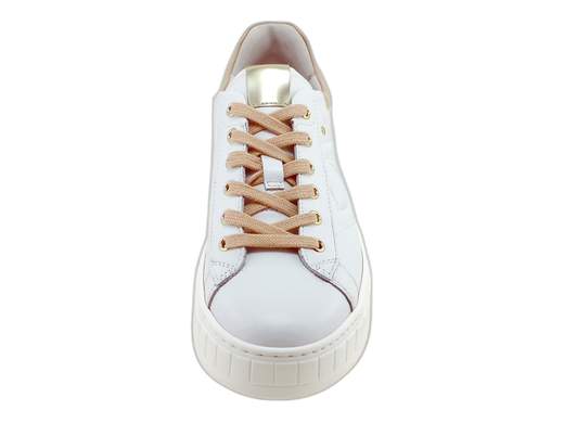 Sneakers NeroGiardini E513090D in pelle bianca con dettagli salmone e dorati, platform 5 cm e sottopiede DryGo. Comfort e stile Made in Italy!<br /><br />Le sneakers NeroGiardini E513090D sono quel tocco glam che mancava al tuo look. <br />Realizzate in morbidissima pelle bianca, sfoggiano un doppio inserto in pelle salmone e specchio dorato: mix perfetto tra eleganza e freschezza. <br />I lacci in tinta salmone aggiungono un twist delicato e super femminile. <br />All’interno? Fodera in pelle e sottopiede DryGo estraibile, imbottito e traspirante per una camminata che sa di nuvole. <br />La platform da 5 cm in gomma ti dà slancio e grinta, senza rinunciare al comfort. <br />Le trovi su Laporta Calzature. Non lasciartele scappare, fanno girare la testa… anche ai tuoi piedi!