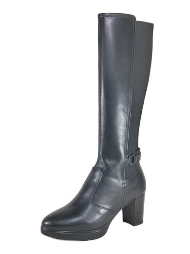 Stivali NeroGiardini in pelle nera e tessuto elastico, tacco 7 cm con plateau. Calzata comoda per camminare davvero, stile Made in Italy.<br /><br />Il mix pelle liscia e tessuto elastico sul retro non è solo questione di look: è pensato per accogliere gambe più robuste e rendere la calzata più facile, senza rinunciare a un’estetica pulita e raffinata, tipica del Made in Italy.<br /><br />Il cinturino con accessorio metallico logato alla caviglia aggiunge un dettaglio deciso, mentre la fodera in pelle e il sottopiede imbottito regalano un comfort che si sente già al primo passo. Non è un semplice tacco alto: il blocco da 7 cm è mitigato da un plateau di 1,5 cm, così l’altezza c’è ma il carico sulla pianta diminuisce. Risultato: cammini più a lungo senza sacrificare l’eleganza.<br /><br />La zip laterale interna rende la calzata pratica e veloce, la suola in gomma antiscivolo dà sicurezza anche su superfici scivolose. Sono stivali grintosi e raffinati, perfetti dall’ufficio alle uscite serali, quando vuoi essere elegante ma davvero a tuo agio.<br />Provali: sentirai che il tacco fa la differenza, ma senza fatica.