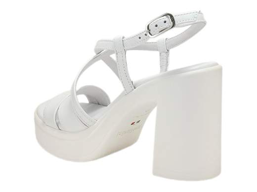 Sandali NeroGiardini con tacco a blocco 9,5 cm e plateau: eleganti, comodi e Made in Italy. Perfetti dal giorno alla sera!<br /><br />I sandali donna NeroGiardini E513660D sono la risposta fashion a tutte le indecisioni del tipo “e oggi cosa mi metto?”. Con il loro stile elegante ma con quel twist sportivo, questi sandali con tacco alto a blocco sono il compromesso ideale tra glamour e comfort.<br /><br />La tomaia in pelle incrociata avvolge il piede con classe, mentre la fibbia regolabile ti garantisce una calzata personalizzata (niente scivoloni imbarazzanti!). Il sottopiede imbottito in pelle è una vera coccola, anche quando li indossi dalla mattina fino all’aperitivo.<br />E grazie al tacco a blocco da 9,5 cm con plateau da 2,5 cm, puoi stare su alti livelli… senza soffrire!<br /><br />Perfetti come sandali da cerimonia, per un look da ufficio sofisticato, o per le tue serate estive più trendy.<br />E ovviamente, 100% *Made in Italy*.<br /><br />Indossali e lascia che parlino loro: eleganza comoda e zero compromessi!