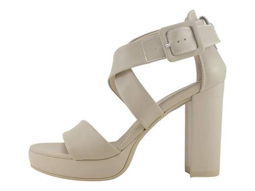 Elegante sandalo NeroGiardini con tallone chiuso e fasce incrociate sulla tomaia, tacco a blocco 10 cm e plateau 2 cm, disponibile nei colori nero e lino, ideale per cerimonie.