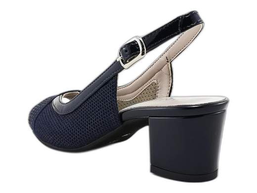 Sandali slingback CINZIA Soft MM295592 in camoscio lucido e vernice con strass, tacco a blocco 5 cm e suola antiscivolo. Eleganza e comfort Made in Italy! <br /><br />Eleganti, comodi e con quel tocco di luce che fa la differenza! <br />I sandali slingback CINZIA Soft MM295592 mixano camoscio lucido, vernice e strass per un look raffinato e versatile. <br />Il cinturino posteriore con fibbia assicura stabilità, mentre il sottopiede imbottito coccola ogni passo. <br />Il tacco a blocco da 5 cm è l’alleato perfetto per serate chic senza rinunciare al comfort. Suola antiscivolo per danzare in sicurezza ovunque. <br />Made in Italy, sinonimo di qualità e stile. Disponibili su Laporta Calzature… pronti a brillare con te!