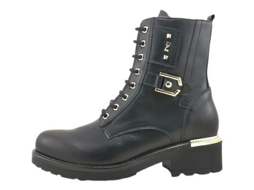 Scopri gli Anfibi Donna NeroGiardini I411881D in pelle nera con dettagli dorati, suola carrarmato e zip. Grintosi e chic, ideali per ogni occasione. Acquista ora! <br /><br />Gli Anfibi Donna NeroGiardini I411881D, disponibili su Laporta Calzature, sono il connubio perfetto tra stile deciso e raffinatezza Made in Italy. <br />Realizzati interamente in pelle nera di alta qualità, questi anfibi combinano la doppia chiusura con lacci e zip laterale per una calzata pratica e sicura. <br />La suola in gomma carrarmato aggiunge grinta e stabilità, mentre i dettagli in metallo dorato donano un tocco di luminosità glamour al design. <br />Il sottopiede imbottito in pelle offre comfort anche nelle giornate più fredde, rendendoli ideali per un outfit urban style che si adatta a ogni occasione. <br />Vuoi affrontare l’inverno con grinta e stile? Acquista ora su Laporta Calzature e rendi ogni passo indimenticabile!