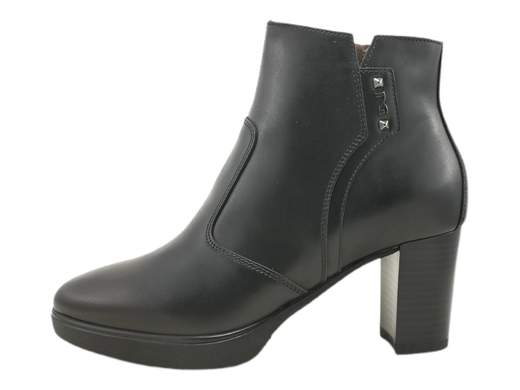 Scopri i Tronchetti Donna NeroGiardini I411200D in pelle, eleganti e pratici con tacco di 7 cm e zip laterale. Acquista ora su Laporta Calzature!<br /><br />I Tronchetti Donna NeroGiardini I411200D, disponibili su Laporta Calzature, sono il mix perfetto di stile, comfort e versatilità. Realizzati interamente in pelle di qualità, questi tronchetti esprimono un’eleganza senza tempo, ideale per completare ogni look. <br />La comoda zip laterale rende la calzata rapida e senza sforzo, mentre il sottopiede imbottito in pelle garantisce un comfort che dura tutto il giorno. <br />La suola in gomma, con tacco di 7 cm e plateau di 1,5 cm, ti offre un tocco di altezza e sicurezza, perfetti per affrontare sia una lunga giornata in ufficio che una serata speciale. <br />Dai un tocco di grinta e raffinatezza al tuo stile: acquista ora su Laporta Calzature e fai ogni passo con classe!