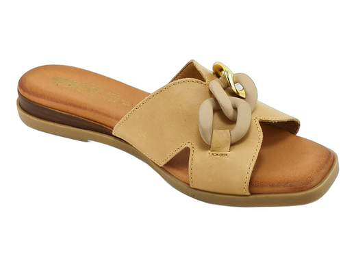 Ciabatte donna IGI&CO Elina 7686411 in pelle con catena trendy e sottopiede memory foam. Stile e comodità Made in Italy ai tuoi piedi.<br /><br />Se pensavi che una ciabatta fosse solo pratica, la Elina di IGI&CO ti fa cambiare idea. Pelle morbida e fodera in pelle avvolgono il piede, mentre la maxi catena frontale aggiunge quel tocco fashion che non passa inosservato.<br /><br />L’inserto elastico nascosto sotto la fascia è un piccolo colpo di genio: migliora la calzata e rende la scarpa ancora più confortevole. Ma il vero asso nella manica è il sottopiede in memory foam, imbottito al punto giusto per coccolare ogni passo.<br /><br />La suola in gomma antiscivolo con tacco basso da 2,5 cm chiude il cerchio: leggera, sicura e super versatile. Perfette per passeggiate, vacanze o semplicemente per dare un tocco chic al tuo outfit di tutti i giorni.<br /><br />Made in Italy, naturalmente.<br /><br />Pronta a dare ai tuoi piedi un mix di comfort e stile senza compromessi? Scegli subito le Elina e falla tua!