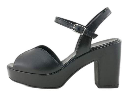 Sandali tacco alto Gianmarco Sorelli 2036/Vera in pelle nappa con plateau. Eleganza, comfort e artigianalità Made in Italy.<br /><br />Hai detto tacco alto, ma il tuo piede ha già alzato bandiera bianca? Tranquilla, con i *Gianmarco Sorelli 2036/Vera* potete finalmente andare d’accordo.<br /><br />La fascia ampia in pelle nappa morbida avvolge con eleganza, mentre il cinturino alla caviglia regolabile ti regala stabilità anche nelle giornate più... movimentate. Interno in pelle, sottopiede imbottito e tanta voglia di non rinunciare mai allo stile.<br /><br />Il tacco a blocco da 9 cm sembra alto? Lo è. Ma il plateau da 2,5 cm fasciato in pelle ti fa guadagnare centimetri senza sacrificare il comfort. E la suola in gomma antiscivolo fa il resto.<br /><br />Perfetti per cerimonie, serate eleganti o look sofisticati da giorno: questi sandali con tacco alto in pelle Made in Italy dimostrano che l’altezza… può andare perfettamente a braccetto con la comodità.