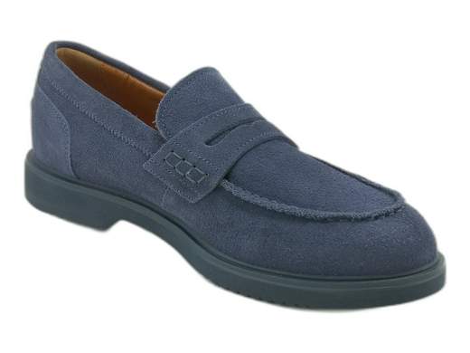 Mocassini uomo in pelle scamosciata NeroGiardini: stile casual chic e comfort top. Perfetti per lavoro o serate. Scoprili subito!<br /><br />Mocassini uomo NeroGiardini E500600U: eleganza disinvolta con un tocco di classe. <br />Realizzati in pelle scamosciata e foderati interamente in pelle, garantiscono comfort grazie al sottopiede imbottito. <br />Il design college con mascherina penny loafer aggiunge carattere, mentre la suola in gomma antiscivolo con tacco da 2,5 cm ti assicura stabilità in ogni occasione. <br />Perfetti per il lavoro, le uscite serali o gli eventi in cui vuoi fare centro senza rinunciare alla comodità. Provali ora!