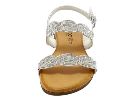 Scopri i Sandali Bassi Donna IGI&CO 5682544 Babila in pelle color latte con strass, comodi e chic, su Laporta Calzature. Acquista ora!<br /><br />I Sandali Bassi Donna IGI&CO 5682544 Babila, disponibili su Laporta Calzature, combinano eleganza e comfort in un design raffinato. <br />Realizzati in pelle color latte tempestata di strass, questi sandali offrono un tocco di brillantezza e stile a qualsiasi outfit. <br />Il comodo cinturino con fibbia e inserto elastico non visibile garantisce una calzata perfetta, mentre il sottopiede imbottito in memory foam rivestito in pelle assicura una comodità eccezionale. <br />Con un tacco basso di 1,5 cm, questi sandali sono ideali per un look casual e chic, perfetti da abbinare a un abito leggero o a un paio di jeans. <br />Orgogliosamente Made in Italy, rappresentano la qualità e l’artigianalità italiane. <br />Aggiungi un tocco di eleganza al tuo stile, acquista ora su Laporta Calzature!