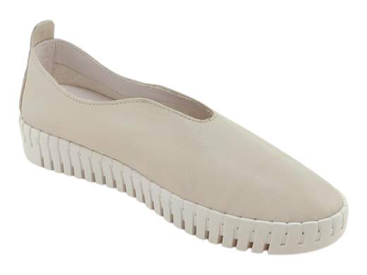 Ballerine CINZIA Soft PQ8245449C in pelle morbidissima, fodera traspirante e suola flessibile da 3 cm. Comfort e stile perfetti per l’estate! <br /><br />Leggere come una piuma, fresche come una brezza estiva! <br />Le ballerine CINZIA Soft PQ8245449C, in pelle morbidissima color roccia, avvolgono il piede con delicatezza, mentre la fodera traspirante assicura il massimo comfort anche nelle giornate più calde. <br />Il plantare imbottito in pelle è estraibile, adattandosi a ogni esigenza, e la suola flessibile con intagli da 3 cm dona leggerezza e libertà di movimento. <br />Pratiche, versatili e perfette per ogni occasione! Disponibili su Laporta Calzature, provale subito!