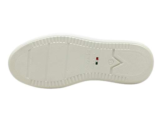 Scopri l'eccellenza italiana con la sneaker da donna NeroGiardini I308430D. Realizzata interamente in pelle con inserto vernice, presenta un particolare accessorio strass per un tocco di stile. Il sottopiede in pelle estraibile DryGo assorbe l'umidità, garantendo comfort e benessere durante tutto il giorno. Con un moderno fondo platform alto 4 cm, questa sneaker unisce moda e funzionalità per un look irresistibile. Prova l'arte artigianale italiana ad ogni passo. Acquista ora e vivi l'eleganza Made in Italy.