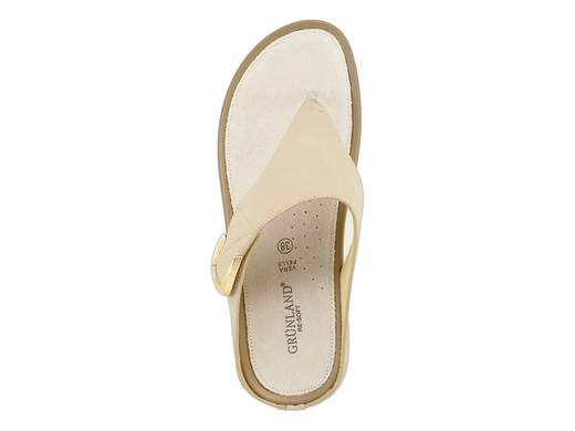 Ciabatta infradito donna Grunland CI 2578 C9DIRA con zeppa 4 cm, fascia regolabile a strappo e sottopiede in pelle imbottito. Comfort e leggerezza.<br /><br />Le ciabatte infradito donna Grunland CI 2578 C9DIRA uniscono praticità e stile in un mix che rende ogni passo più leggero. La tomaia in ecopelle, impreziosita da un elegante accessorio dorato, dona un tocco raffinato a una calzatura pensata per l’uso quotidiano.<br /><br />La fascia che avvolge il piede è regolabile a strappo, così puoi adattare la calzata in un attimo, senza compromessi sulla comodità. Il sottopiede in pelle imbottito accompagna la camminata con morbidezza, trasformando anche le giornate più intense in esperienze leggere.<br /><br />La zeppa di 4 cm, ultraleggera e con suola antiscivolo, garantisce stabilità e agilità in ogni situazione: dal tempo libero alle vacanze estive, queste ciabatte sono sempre la scelta giusta.<br /><br />Con Grunland ai piedi, la comodità è assicurata e lo stile non manca mai.<br /><br />Scoprile subito e lasciati conquistare dal comfort intelligente!