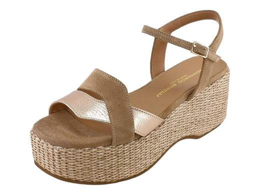 Sandalo elegante da donna in camoscio daino Gianmarco Sorelli con inserto laminato gold rose e zeppa platform in raffia beige alta sei centimetri.