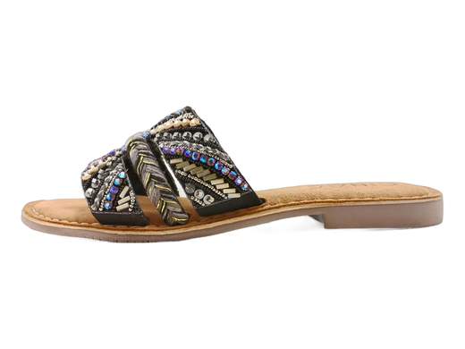 Ciabatte basse donna CINZIA Soft IT1042 con pietre e strass. Comode, brillanti e grintose, perfette per l’estate. Scopri subito il tuo paio!<br /><br />Brillare senza rinunciare al comfort? Con le CINZIA Soft IT1042 ci riesci al primo passo. La fascia, ricoperta da corallini, pietre e strass, aggiunge un tocco di luce e grinta al tuo outfit estivo.<br /><br />Il sottopiede imbottito coccola il piede a ogni camminata, mentre il fondo basso con tacco da 1,5 cm in gomma antiscivolo garantisce stabilità e comodità assoluta.<br /><br />Perfette con look casual, sportivi o da vacanza, sono le ciabatte ideali per accompagnarti ovunque con stile e praticità.<br /><br />Non aspettare: rendi indimenticabile la tua estate con le CINZIA Soft IT1042!