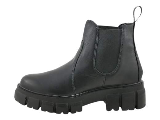 Scopri gli Stivaletti Chelsea Donna IGI&CO 6664200 Soraya in pelle nera con fondo carrarmato e tacco 5 cm. Eleganti e pratici, acquistali ora su Laporta Calzature! <br /><br />Gli Stivaletti Chelsea Donna IGI&CO 6664200 Soraya, disponibili su Laporta Calzature, sono il perfetto connubio tra stile senza tempo e praticità moderna. <br />Realizzati interamente in pelle nera, questi stivaletti presentano i classici elastici laterali che li rendono facili e veloci da indossare, ideali per chi non vuole perdere tempo senza rinunciare all’eleganza. <br />Il sottopiede imbottito in pelle, estraibile per la massima igiene, garantisce comfort duraturo, mentre il robusto fondo carrarmato in gomma e il tacco di 5 cm offrono leggerezza e grinta per affrontare ogni occasione. <br />Che tu stia andando al lavoro o uscendo con gli amici, questi Chelsea sono un must-have versatile e di carattere. <br />Aggiungi grinta al tuo look: acquista ora su Laporta Calzature e cammina con stile Made in Italy!