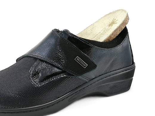 Mocassini donna Susimoda 88600/57 - Mocassino con chiusura a strappo, realizzato in pellame Stretch adattabile a qualsiasi problema del piede. Sottopiede estraibile in pelle scamosciata, sostituibile con il plantare personale. Comoda zeppa in gomma leggera e flessibile di 3,5 cm (Made in Italy).