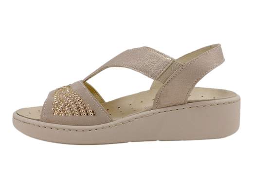 Scopri i Sandali Donna ENVAL Soft 5776922 in pelle metallizzata e camoscio con strass, comodi e flessibili, su Laporta Calzature. Acquista ora!<br /><br />I Sandali Donna ENVAL Soft 5776922, disponibili su Laporta Calzature, combinano eleganza e comfort, perfetti per essere indossati tutto il giorno. <br />La tomaia in pelle metallizzata e camoscio color champagne, arricchita da strass, offre un look luminoso e raffinato. <br />Il fondo platform di 4 cm in poliuretano leggero e flessibile garantisce un effetto ammortizzante per una camminata comoda e stabile. <br />Il morbido plantare estraibile in pelle può essere facilmente sostituito con un plantare personale. <br />Gli elastici centrale e laterali assicurano una calzata ottimale e un'ottima adattabilità al piede. <br />Made in Italy, questi sandali uniscono stile e qualità artigianale. <br />Scegli comfort e stile per le tue giornate, acquista ora su Laporta Calzature!