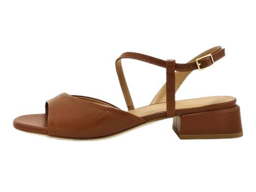 Esplora l'eleganza senza tempo con il sandalo da donna Gianmarco Sorelli 2120/Musa. Questo sandalo incanta con il suo design raffinato. Realizzato interamente in pelle, presenta un cinturino alla caviglia che aggiunge un tocco di stile. Il tacco a blocco di 3 cm, rivestito in pelle, offre comfort e grazia. La suola in vero cuoio dona una sensazione di autenticità e qualità. Con un equilibrio perfetto tra eleganza e artigianato italiano, il sandalo Gianmarco Sorelli 2120/Musa è ideale per qualsiasi occasione. Aggiungi un tocco di classe al tuo guardaroba con questo capolavoro di stile italiano.