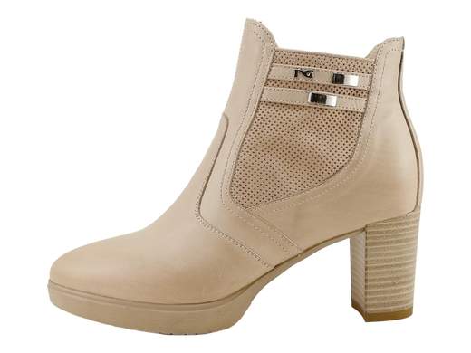 Tronchetto donna NeroGiardini in pelle champagne con tacco largo e plateau, inserto traforato laterale e design Made in Italy per comfort quotidiano.
