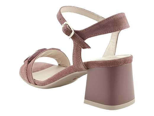 Elegante sandalo NeroGiardini in pelle scamosciata velour colori mou e rosa, tacco a blocco 5,5 cm, accessorio in tinta e sottopiede imbottito Memory, Made in Italy.