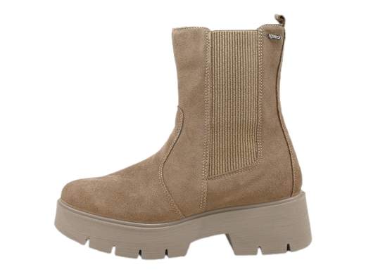 Stivaletti Chelsea IGI&CO donna in pelle scamosciata. Comodi, versatili e con fondo carrarmato, perfetti per lavoro e serate. Scopri il Made in Italy! <br /><br />Se cerchi uno stivaletto che unisca praticità e stile, gli stivaletti Chelsea IGI&CO 6665711 Stefy sono la risposta! <br />Realizzati in pelle scamosciata color fango, combinano l'eleganza casual alla grinta del fondo carrarmato leggero e robusto. <br />La zip interna e l’elastico laterale garantiscono una calzata facile e veloce, mentre il tacco da 5 cm aggiunge il giusto slancio. <br />Dal lavoro alle uscite con gli amici, sono perfetti per ogni occasione. <br />Made in Italy, perché i tuoi piedi meritano qualità e stile. Non aspettare: dai il via al tuo prossimo outfit con un clic!