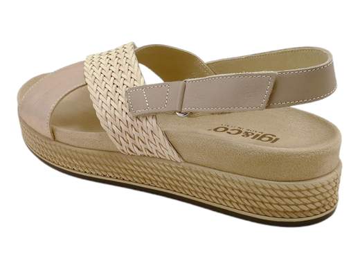 Scopri i Sandali Donna IGI&CO 5672722 in pelle metallizzata e intrecciata, comodi e pratici, su Laporta Calzature. Acquista ora!<br /><br />I Sandali Donna IGI&CO 5672722, disponibili su Laporta Calzature, sono perfetti per chi cerca comfort e stile per tutto il giorno. <br />La tomaia ad incrocio combina pelle metallizzata e pelle intrecciata color sabbia, creando un look moderno ed elegante. <br />Il comodo fondo platform di 3 cm in poliuretano leggero e flessibile garantisce un effetto ammortizzante per una camminata confortevole. <br />Il sottopiede in tessuto antiscivolo e il cinturino posteriore con chiusura a strappo assicurano una calzata stabile e pratica. <br />Made in Italy, questi sandali uniscono qualità e comodità, rendendoli ideali per l'uso quotidiano. <br />Aggiungi un tocco di eleganza al tuo stile, acquista ora su Laporta Calzature!