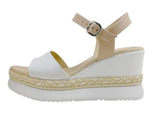 Scopri i Sandali Donna NeroGiardini E410561D in pelle bicolore con zeppa decorata, comodi e trendy, su Laporta Calzature. Acquista ora!<br /><br />I Sandali Donna NeroGiardini E410561D, disponibili su Laporta Calzature, sono il perfetto connubio di stile e comfort. <br />Realizzati in pelle bicolore con fodera in pelle, offrono una calzata piacevole e duratura. <br />Il cinturino alla caviglia assicura una stabilità ottimale, mentre il sottopiede imbottito in pelle aggiunge ulteriore comodità. <br />La zeppa di 8,5 cm, decorata con rafia e borchie, dona un tocco di originalità e garantisce altezza senza sacrificare il comfort. <br />Questi sandali sono un must-have nel guardaroba di ogni donna e incarnano l'eccellenza del Made in Italy. <br />Non perdere l'occasione di aggiungere un tocco di classe al tuo look, acquista ora su Laporta Calzature!