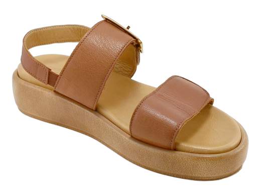 Sandali platform Grunland SA 2082 in pelle, con fasce regolabili e sottopiede RE-SOFT. Comfort e freschezza perfetti per l’estate!<br /><br />Estate rovente e piedi in cerca di salvezza? I sandali Grunland SA 2082 I8FLES sono qui per coccolarli a ogni passo — con stile, ovviamente.<br /><br />Due morbide fasce in pelle regolabili a strappo garantiscono la massima praticità, mentre la maxi fibbia estetica (non funzionale, ma molto fashion) aggiunge un tocco di carattere che non passa inosservato.<br /><br />Il sottopiede RE-SOFT in pelle con imbottitura extra è l’arma segreta del comfort, mentre la suola platform da 3,5 cm, leggera e antiscivolo, ti regala qualche centimetro in più senza sacrificare la stabilità.<br /><br />Freschi, versatili e perfetti per ogni outfit estivo — dalla passeggiata al lungomare fino alla vacanza in relax.<br />Comodità e stile non sono mai stati così in sintonia. Provali subito!