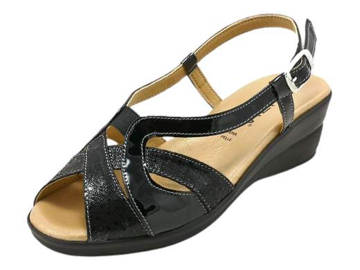 Scopri i Sandali CINZIA Soft IO173690B 002 in camoscio lucido e vernice, comodi e regolabili, su Laporta Calzature. Acquista ora!<br /><br />I Sandali CINZIA Soft IO173690B 002, disponibili su Laporta Calzature, sono progettati per offrire stile e comfort anche ai piedi più esigenti. <br />La tomaia intrecciata in camoscio lucido e vernice si adatta perfettamente alla forma del piede, offrendo una calzata generosa e confortevole. Il cinturino posteriore con fibbia ed elastico assicura una regolazione ottimale, mentre il fondo zeppa di 4,5 cm fornisce un supporto confortevole senza rinunciare all’eleganza. Il sottopiede anatomico imbottito in pelle garantisce stabilità e comfort per tutta la giornata. <br />Realizzati con la maestria del Made in Italy, questi sandali uniscono qualità e stile. <br />Aggiungi un tocco di eleganza al tuo look, acquista ora su Laporta Calzature!