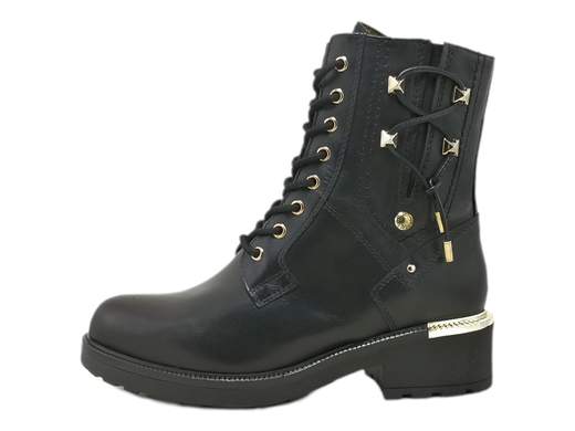 Esplora lo stile audace degli anfibi da donna NeroGiardini I308953D. Questi anfibi sono l'emblema dell'eleganza ribelle, con pelle di alta qualità abbellita da borchie dorate e accessori distintivi. La combinazione di ampia allacciatura e zip laterale offre un look sofisticato e pratico. Con il plantare imbottito in morbida pelle, potrai affrontare la giornata con il massimo comfort. La suola in gomma carrarmato, con il suo tacco a blocco di 4 cm, conferisce una presenza decisa e offre un'aderenza eccezionale su varie superfici. Afferra la grinta e l'artigianalità italiana con questi anfibi che uniscono stile e praticità.