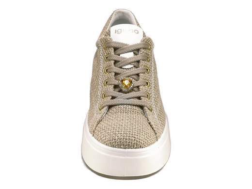 Sneaker in rafia color sabbia con ciondolo a cuore e pietra ambra, suola platform 5cm ammortizzata e plantare in pelle estraibile per un benessere quotidiano.